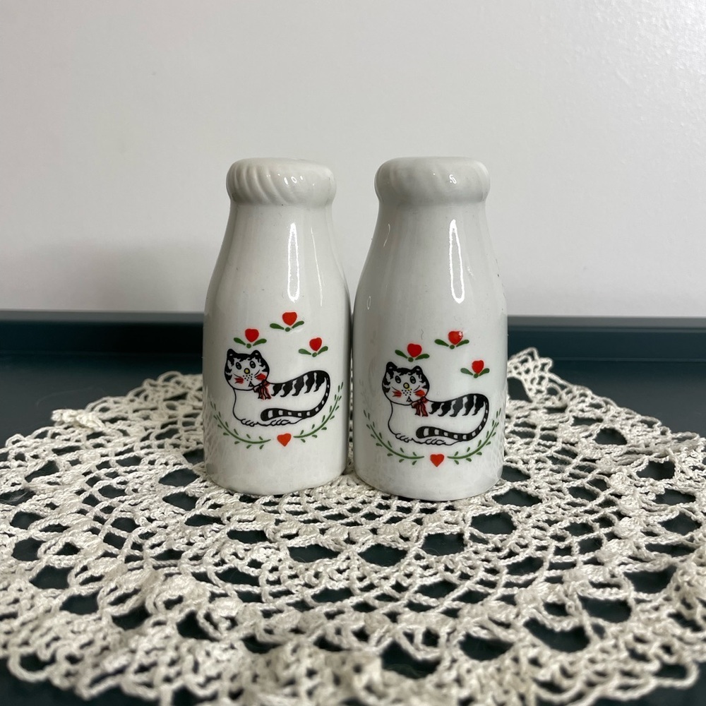Vintage 1980s Porcelain Cats Salt & Pepper Shakers